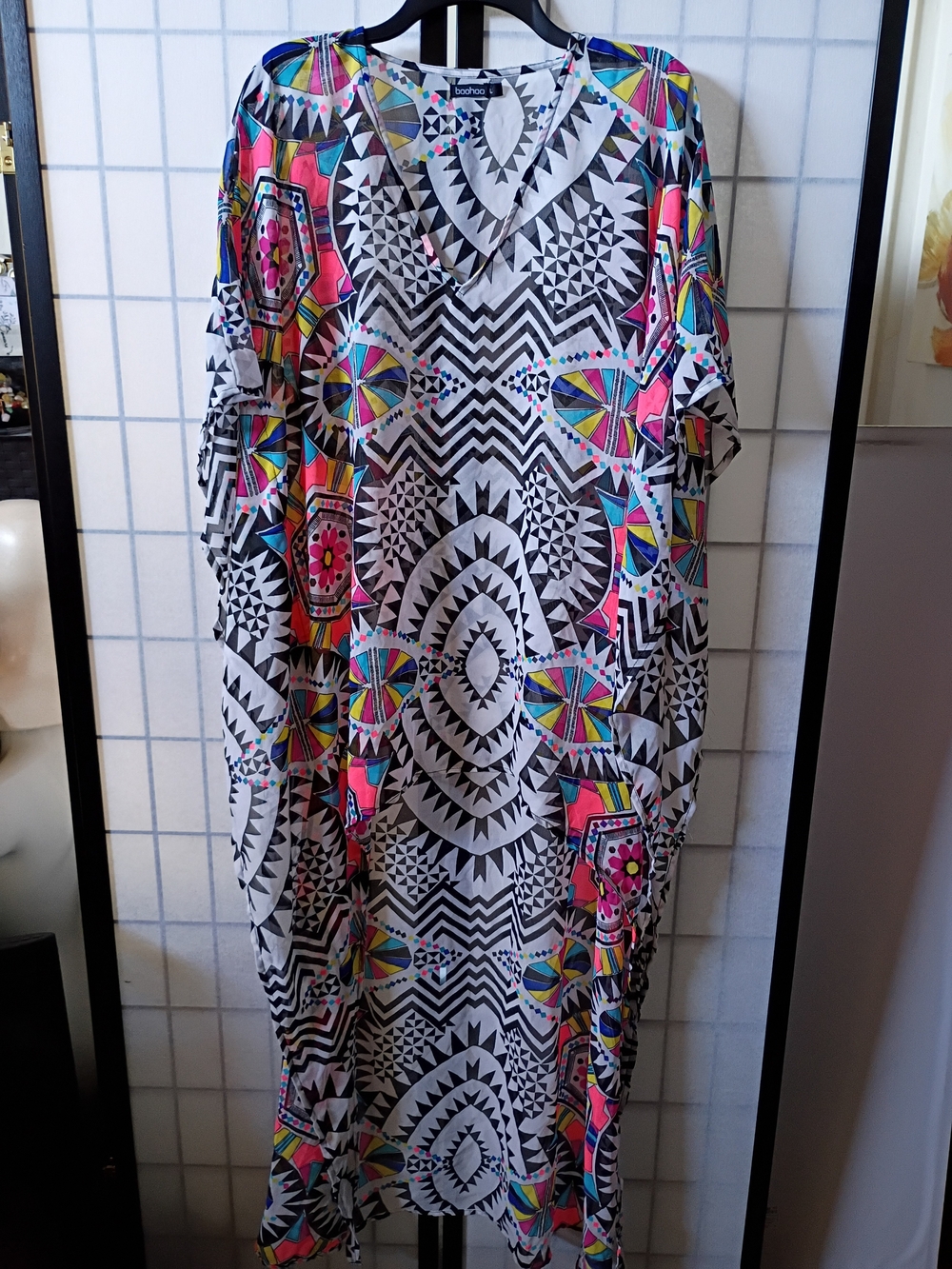 boohoo High-Low Geometric Print V-Neck Cover-Up/Tunic with Neon Accents